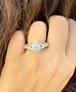 Bague de fiançailles en or jaune 14 carats avec diamant de laboratoire simulé taillé en forme de poire de style antique romantique Halo - Product Image 2