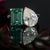 Bague Toi et Moi en or 14 carats avec deux pierres de diamant, émeraude verte fantaisie et poire blanche, diamant de laboratoire de 2 carats