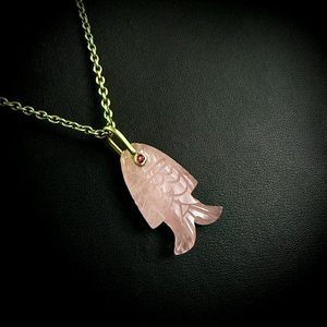 Pendentif en forme de poisson sculpté à la main en quartz rose avec incrustation de double pierre précieuse, argent sterling 925 plaqué or, bijoux en pierres précieuses en vrac - Product Image 2