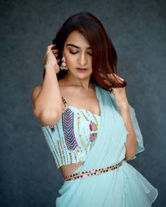 ชุดเลเฮนกาส่าหรีปักลายสีฟ้าอ่อนสำหรับเด็กผู้หญิง พร้อมสวมใส่ เลเฮนกาส่าหรีแบบชอลี ผ้าสีฟ้าอ่อนเย็บสำเร็จพร้อมเสื้อเลเฮนกาส่าหรี - Product Image 4