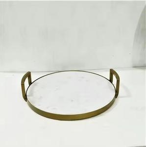 Plateau décoratif avec poignée, assiette de service au design américain couleur or pour la décoration de restaurants et d'hôtels personnalisée - Product Image 1