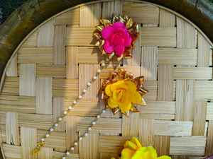 ดอกกุหลาบผ้าซาตินสีเหลือง/ชมพู ประดับด้วยโกต้า ฟลอรัล มังติกก้า สำหรับงานแต่งงาน ฮัลดี เมเฮนดี |   ของขวัญเพื่อนเจ้าสาว, แจกของขวัญปิธิมายุน - Product Image 6