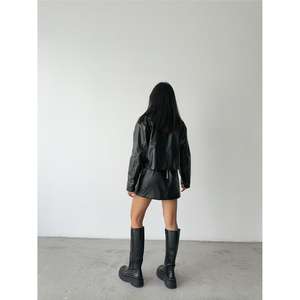 เสื้อแจ็คเก็ตหนังทรงครอปแบบควิลท์ พร้อมซิป แต่งดีเทลสีดำ - Product Image 1