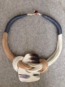 Collier en cordon de cuir multi-brins bohème avec pendentif en corne de buffle - Nœuds aux tons neutres, collier ras du cou statement, bijoux ethniques tribaux - Product Image 3