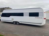 Achetez des caravanes, camping-cars et remorques de voyage d'occasion de luxe avec finitions haut de gamme, conçues pour le confort, l'élégance et expédiées dans le monde entier.