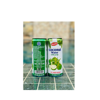 Une boisson naturelle de la nature: l'eau de coco en conserve