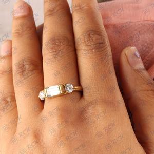 Anillo de compromiso de moissanita de corte redondo y baguette, tres piedras y ético de diseño duradero, anillos de moissanita elegantes - Product Image 3