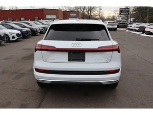 Audi e-tron Premium Plus 2021 d'occasion en bon état, double moteur, transmission intégrale, suspension pneumatique adaptative - Product Image 2