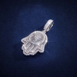 Iced Out VVS Moissanite Hamsa mano colgante Pave y Baguette corte Pave encanto protección joyería diamante probador paso - Product Image 2