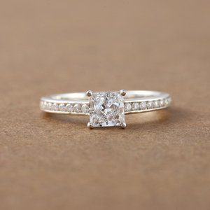 Princess Cut Lab Grown Diamond Pave Setting Anillo de compromiso Lujoso anillo de compromiso de platino Anillo de regalo para mujeres IGI - Product Image 1