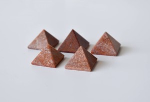 Vente en gros de mini-pyramides de guérison en cristal d'aventurine orange attrayantes pour la méditation et la décoration - Product Image 5