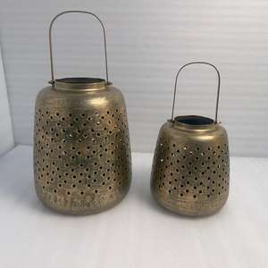 Farol Decorativo de Hierro con Acabado Dorado que Realza Espacios Interiores, Balcones y Entradas con Elegante Artesanía Metálica y Brillo - Product Image 5