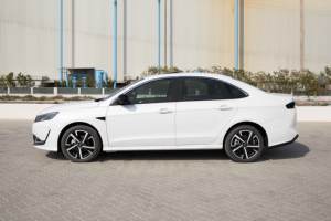 Superbe Performance – Voiture d'occasion Kaiyi E5 Limited Modèle 2024 Berline 1.5 Blanche Intérieur Noir & Gris – Prête à être expédiée dans le monde entier - Product Image 3