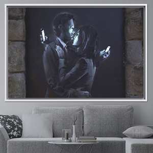 Toile d'art graffiti Banksy Couple : Amoureux avec téléphones, impression sur toile encadrée blanche - Product Image 1
