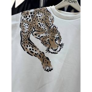 Tissu tricoté en molleton brossé 3 fils à imprimé tigre, col rond, respirant, épaules ajustées pour le confort et le style - Product Image 1