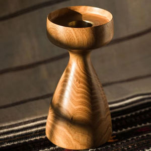 Soporte de vela de madera de acabado natural para un estilo interior en tonos tierra con elegancia rústica y encanto atemporal - Product Image 1