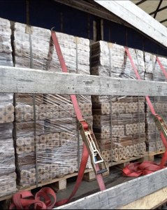 Briquetas de madera de alto rendimiento para máxima eficiencia térmica. - Product Image 1