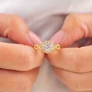 Anillo de Compromiso de Diseño de Lujo con Halo de Moissanita en Oro de 10K/14K/18K, Certificado GIA, Engaste de Bisel, Joyería de Diamante Ovalado, Banda Trenzada, Moderno - Product Image 1