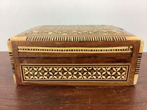 Boîte à bijoux de luxe en bois artisanal traditionnel avec incrustation de nacre et motif floral gravé, forme personnalisable, organisateur de rangement - Product Image 2