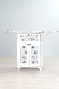 Tabla de Planchar Plegable y Ajustable de Madera con Armario, Marco Blanco y Diseño Floral Azul para Uso Doméstico - Product Image 2