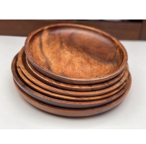 Plato de madera de acacia natural plato redondo hecho a mano para servir y decorar utensilios de cocina sostenibles - Product Image 1