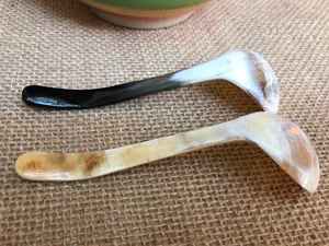 Cuillère à salade classique de luxe écologique en corne de buffle unique avec manche en bois de rose, taille personnalisable, fabriquée à la main en Inde pour mariage - Product Image 2