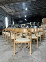 Fabrication fière de chaises vietnamiennes pour le marché mondial, offrant des solutions complètes de traitement des chaises sur demande