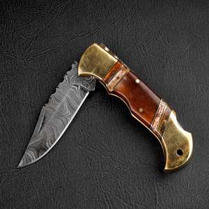 Cuchillo de bolsillo plegable de acero de Damasco hecho a mano personalizado profesional con Funda de cuero y mango de madera - Product Image 5