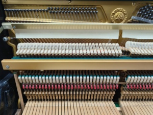 Piano droit classique Yamaha U1D, importé du Japon, artisanat supérieur, haute qualité, finition noire, performances fluides - Product Image 5