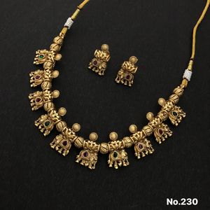 Conjunto de collar de oro inspirado en el patrimonio con gotas de perlas y trabajo Hexagonal Kundan, joyería étnica Ideal para ropa nupcial - Product Image 3