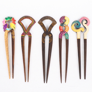 Vente en gros de fourches à cheveux en bois à deux dents personnalisées avec design peint à la main accessoires de mode de Bali - Product Image 3