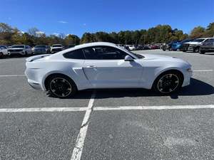 Ford Mustang GT Premium Coupé RWD 2019 / Disponible à la vente avec faible kilométrage, moteur essence, véhicule d'occasion en excellent état, sans accidents, conduite à gauche - Product Image 3