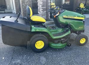 Nuevo Tractor Cortacésped John Deere X350R con Plataforma de Corte de 42 Pulgadas y Recolector de Césped, para Jardinería Comercial - Product Image 3
