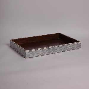 Bandeja de Acrílico Elegante Hecha a Mano con Detalles de Nácar para Servir Chocolate y Postres en Ramadán y Eid, Ideal para Regalos en el Hogar - Product Image 6