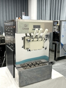 Commerciële softijsmachine van roestvrij staal, 2+1 gemengde smaken, 3D-spuitmondjes, professionele kwaliteit - Product Image 1