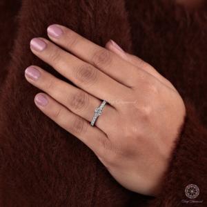 Bague de fiançailles solitaire en or massif avec diamant de laboratoire rond brillant de luxe, bande pavée, pour elle - Product Image 4