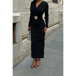 เดรสทำงานทรงวีคอสีดำ แขนยาว ผ้าจับเดรป พร้อมดีเทลประดับที่เอว - Product Image 4