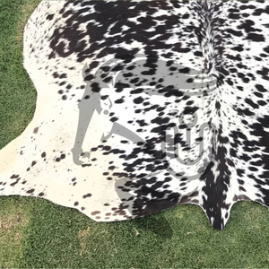 Alfombra de Cuero Vacuno de 25-26 Pies Cuadrados de UNBRIDLEDS INDUSTRY, Elegante Diseño con Patrones Hermosos, Detalles de Pelo, Colores y Tamaños Personalizables - Product Image 6