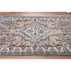 Alfombra turca de 4.9x6.7 pies, alfombra vintage, geométrica marrón con elementos florales. - Product Image 3