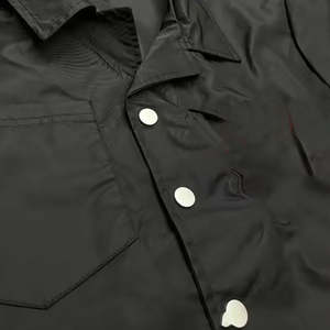 Conjunto de pantalones cortos cortavientos con logotipo personalizado de alta calidad para hombre, conjunto corto de dos piezas, ropa de calle de poliéster, chaquetas de nailon, chándal para hombre - Product Image 3