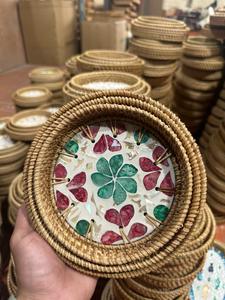 Plateau en rotin artisanal tissé à la main avec centre de table en nacre pour une utilisation décorative sur table, Vietnam - Product Image 3