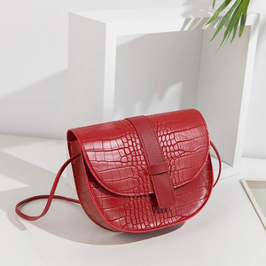 Bolso bandolera con estampado de cocodrilo negro y correa con hebilla, diseño minimalista para mujer - Product Image 4