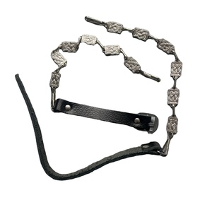 Ce produit est un accessoire vestimentaire des Highlands, décrit comme une chaîne sporran à motif celtique en nickel avec sangles en cuir noir. - Product Image 1
