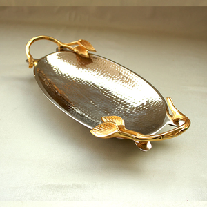 Plateau élégant martelé à poignée de feuille Plateau en métal exclusif Plat de service décoratif pour la maison Hôtel Mariage Le meilleur service utilise des plateaux - Product Image 1