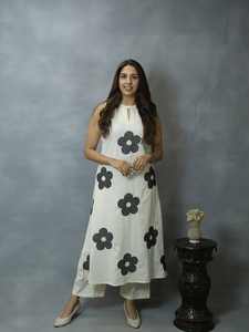 White <b>Floral</b> Printed Kurta Sets for <b>Women</b> Line Mandarin Collar Three Quarter Sleeves Straight Solid <b>Trousers</b> with Single Pocket - Product Image 4