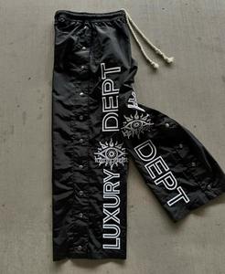 Pantalones de chándal OEM personalizados para mujer con botón a presión, cordón lateral, cintura, pierna ancha, pantalón acampanado de nailon - Product Image 3