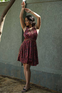 เดรสสั้นผ้าไหมพิมพ์ลายดอกไม้คอวีสำหรับผู้หญิงเดรสชายหาดและฤดูร้อน - Product Image 3