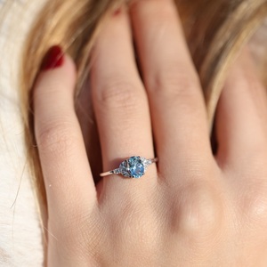 แหวนหมั้นเพชร CZ ทรงวงรีสีน้ำเงินขนาด8x6มม. แหวนแต่งงานสามชิ้นสำหรับผู้หญิง | แหวนทองคำสีขาวสำหรับเจ้าสาวครบรอบ - Product Image 4