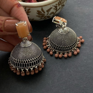 Boucles d'oreilles Jhumka traditionnelles indiennes en acier inoxydable pour femmes à la mode Design de fleurs à prix réduit - Product Image 4