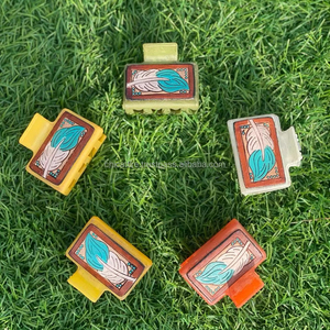 Nouvel arrivage de mini pinces à cheveux occidentales élégantes faites à la main en cuir gravé Mini pinces à cheveux en cuir Accessoires de cheveux pour femmes - Product Image 4